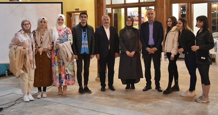 Öğrencilerle iftarda buluştular