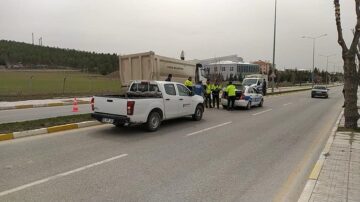 Lambayı devirdi karşı refüje atladı