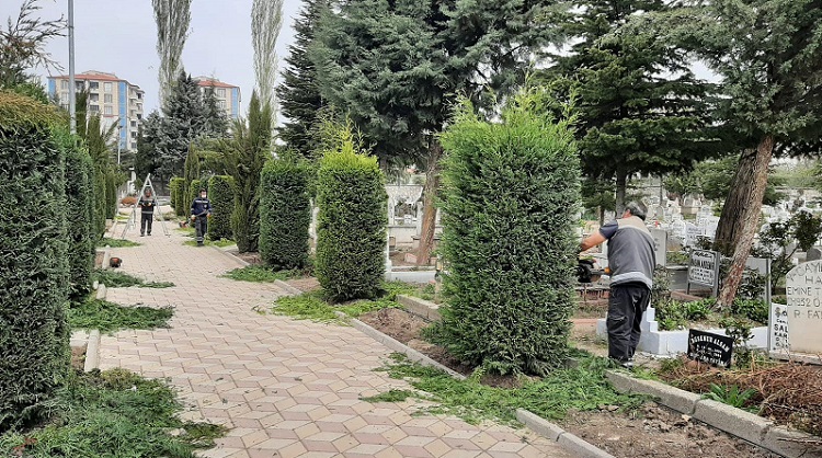 Mezarlıklar bayram öncesi pırıl pırıl