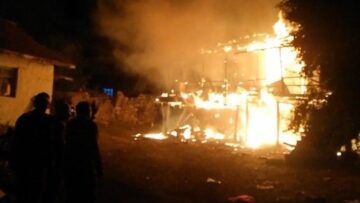 Yangından son anda kurtuldular!