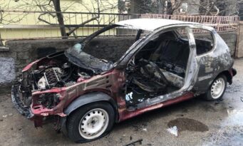 Park halindeki otomobil yandı