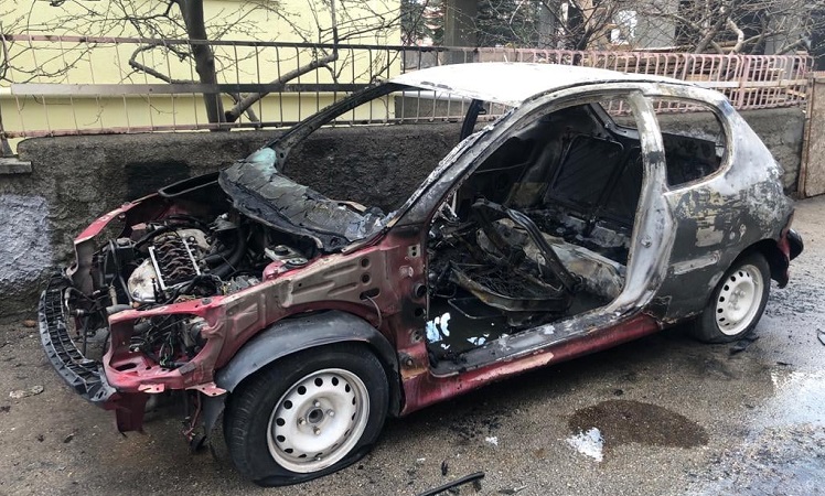 Park halindeki otomobil yandı