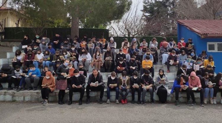 Tüm ilçe aynı anda kitap okudu