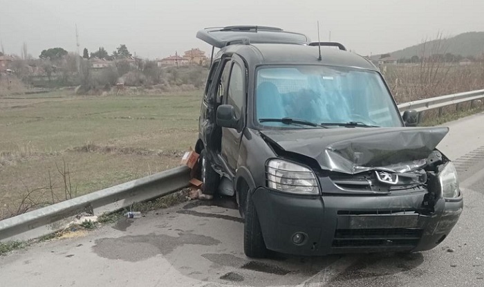 Otomobil karşı şeride geçti: 1 ölü