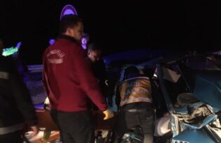 Otomobil kamyona arkadan çarptı