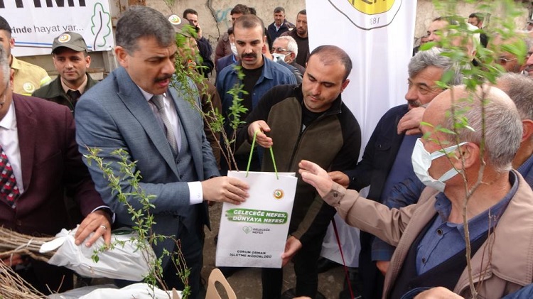 Sahlep ve badem fidanı dağıtıldı
