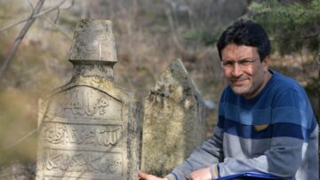 Mezar taşları gün yüzüne çıkarılıyor!