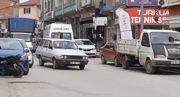 Trafik çilesi ambulans yol alamıyor!
