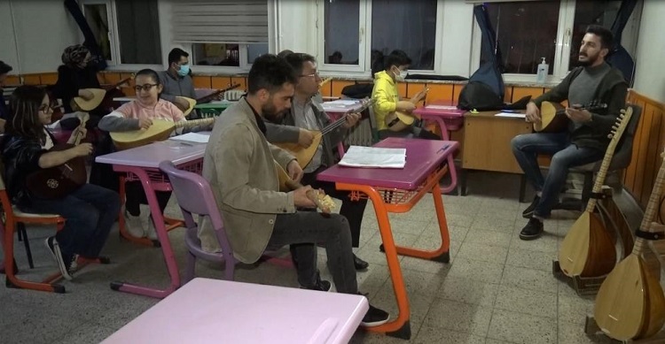 Herkes bağlama çalmayı öğreniyor