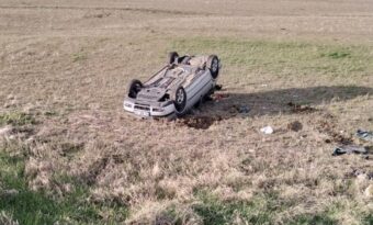 Takla atan araç tarlaya devrildi!