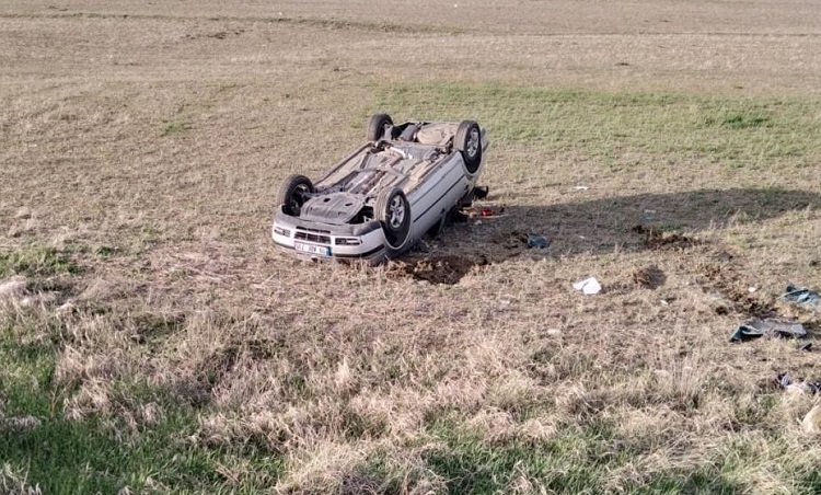 Takla atan araç tarlaya devrildi!