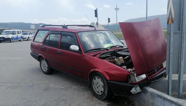 Toki kavşağında iki araç çarpıştı