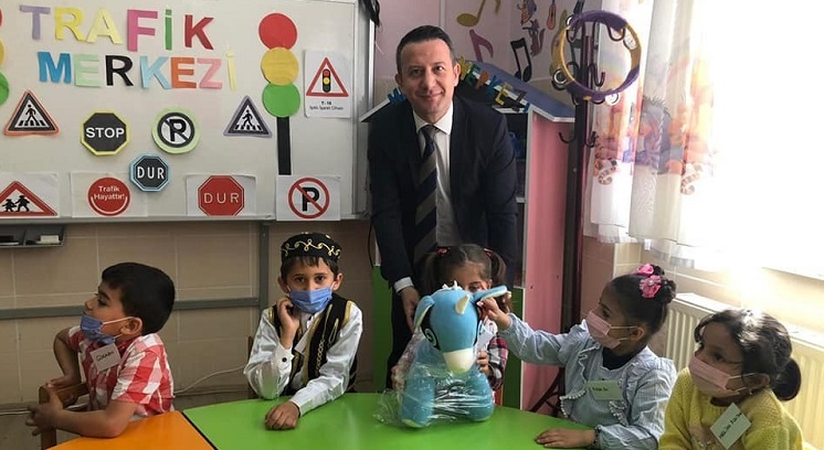 Kaymakam öğrencileri sevindirdi