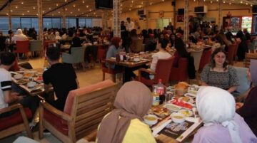 Başkan öğrencilerle iftarda buluştu