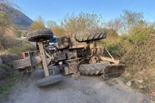 Sürücü traktörün altında kaldı