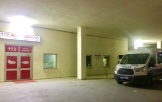 Silahla ve bıçakla yaralandılar