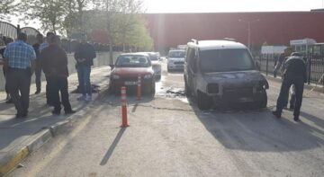 Hastane önünde otomobil yandı!