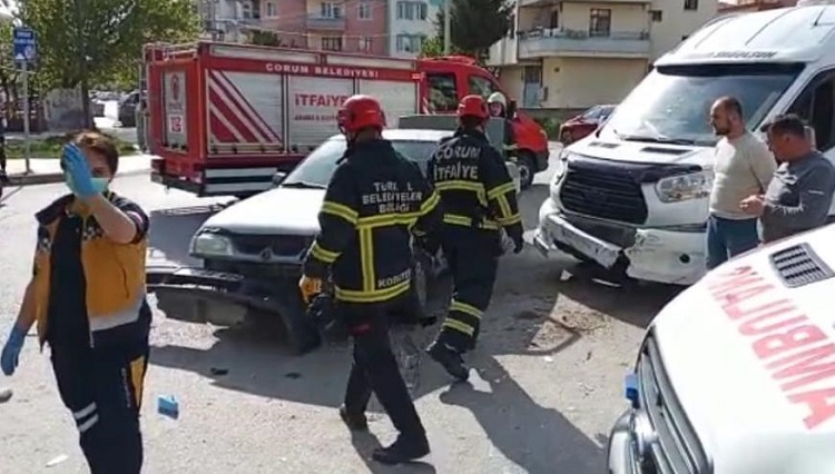 Baba ve oğlu kazada yaralandı