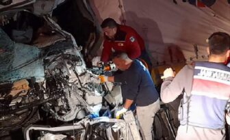 Tır sürücüsü kazada kurtarılamadı!