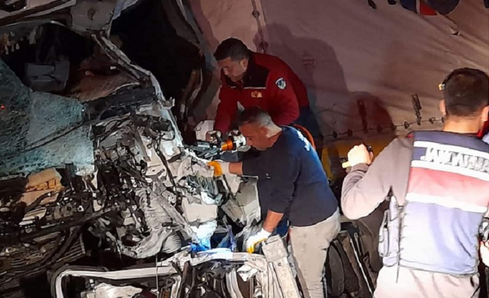 Tır sürücüsü kazada kurtarılamadı!