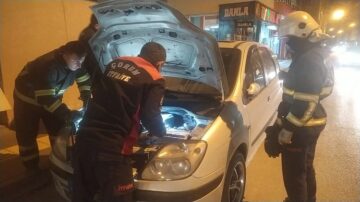 Yavru kedi aracın motoruna sıkıştı
