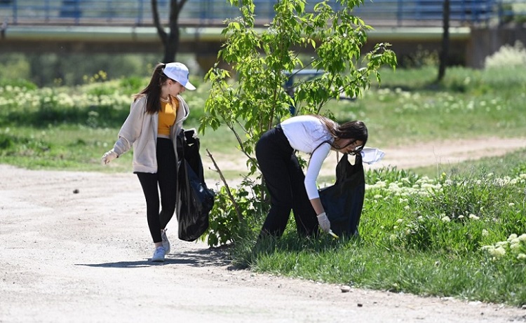 Çomar barajının etrafını temizlediler