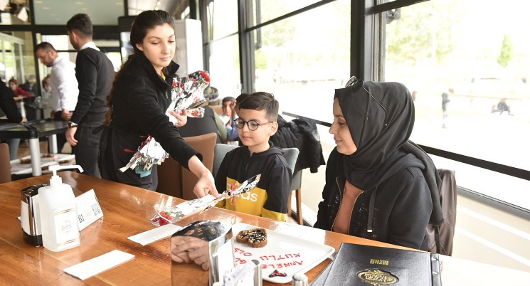 Başkan Aşgın’dan annelere sürpriz