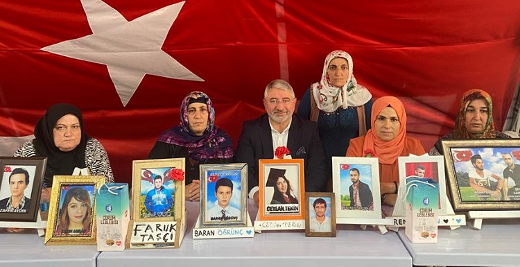 Başkan o annelerle nöbet tuttu