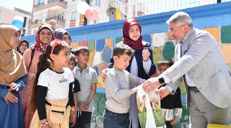 Başkan’dan mülteci çocuklara sürpriz