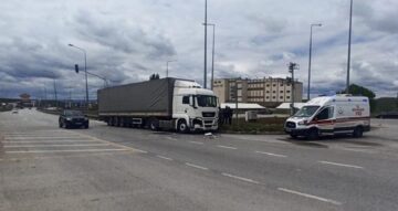 Tır otomobile arkadan çarptı