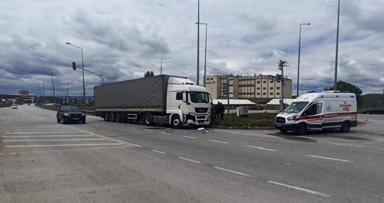 Tır otomobile arkadan çarptı