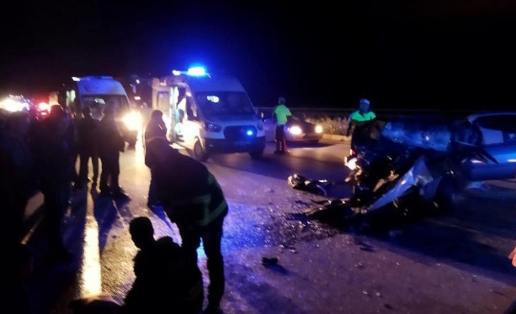 Otomobil yolcu otobüsüne çarptı