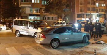 İki otomobil kavşakta çarpıştı