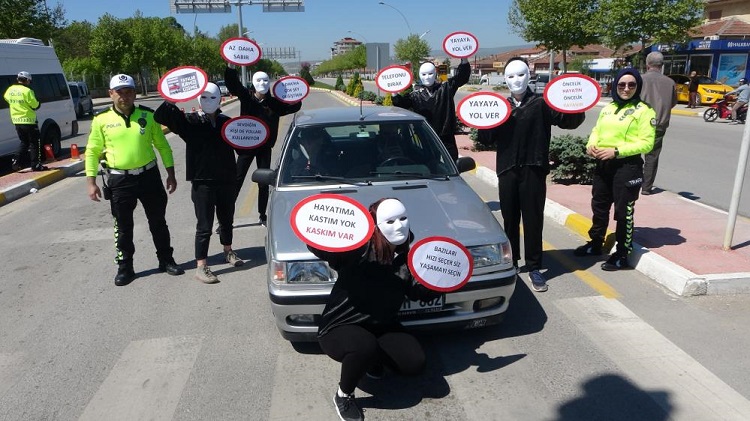 Trafik kurallarına dikkat çektiler