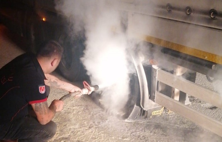 Balataları ısınan kamyon alev aldı