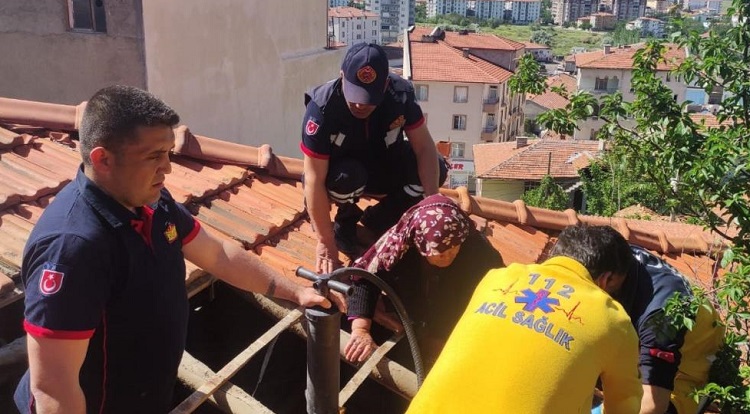 Çıktığı çatıda ayağını kırdı!