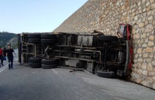 Kamyon sürücüsü kurtarılamadı!