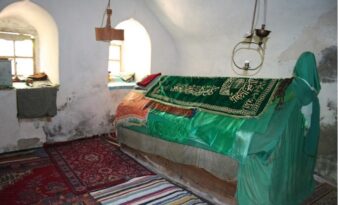 Çorum’da iki kişi türbeyi soydu!