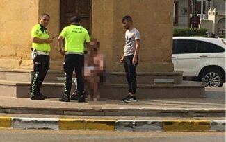 Saat Kulesi Meydanında soyundu!