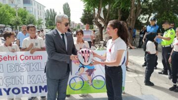 Öğrencilere kask hediye ettiler