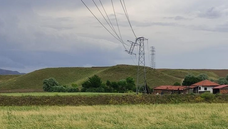 Elektrik direği rüzgara dayanamadı