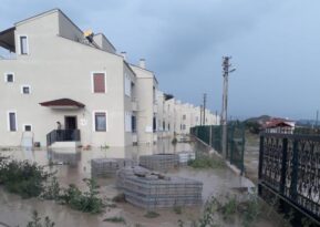 Sağanak su baskınlarına neden oldu!