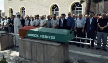 Genç kız dualarla toprağa verildi