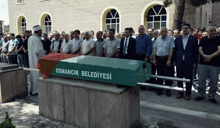 Genç kız dualarla toprağa verildi