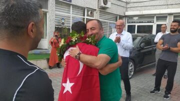 Başkan Sülük güreşçiyi ödüllendirdi