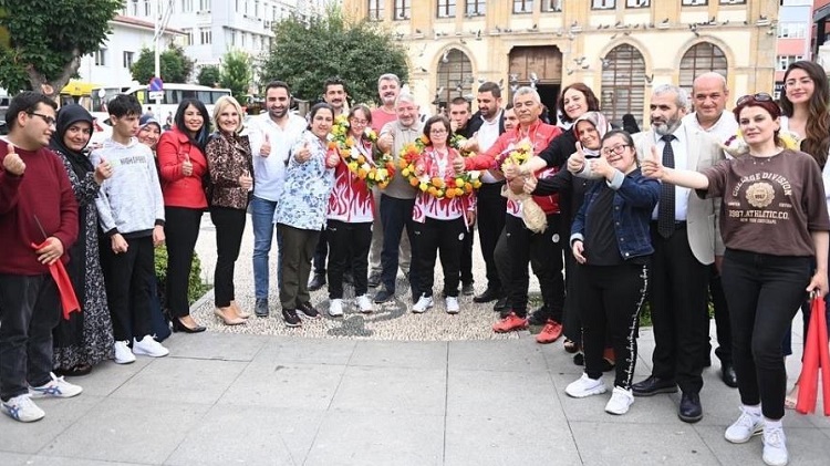 Özel şampiyonlara coşkulu karşılama