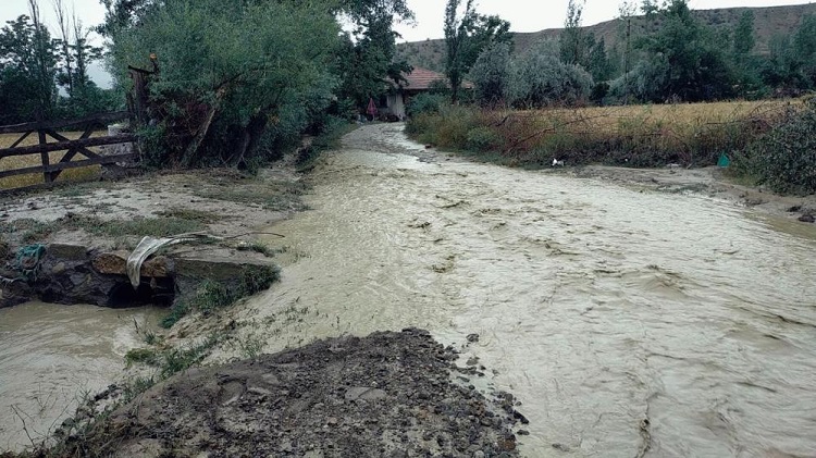 Dere yatağı taştı evler boşaltıldı