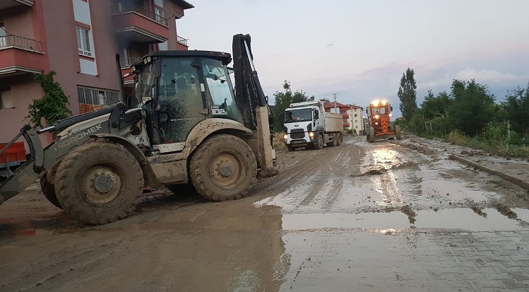 Bayat’ta sel suları yolları kapattı!