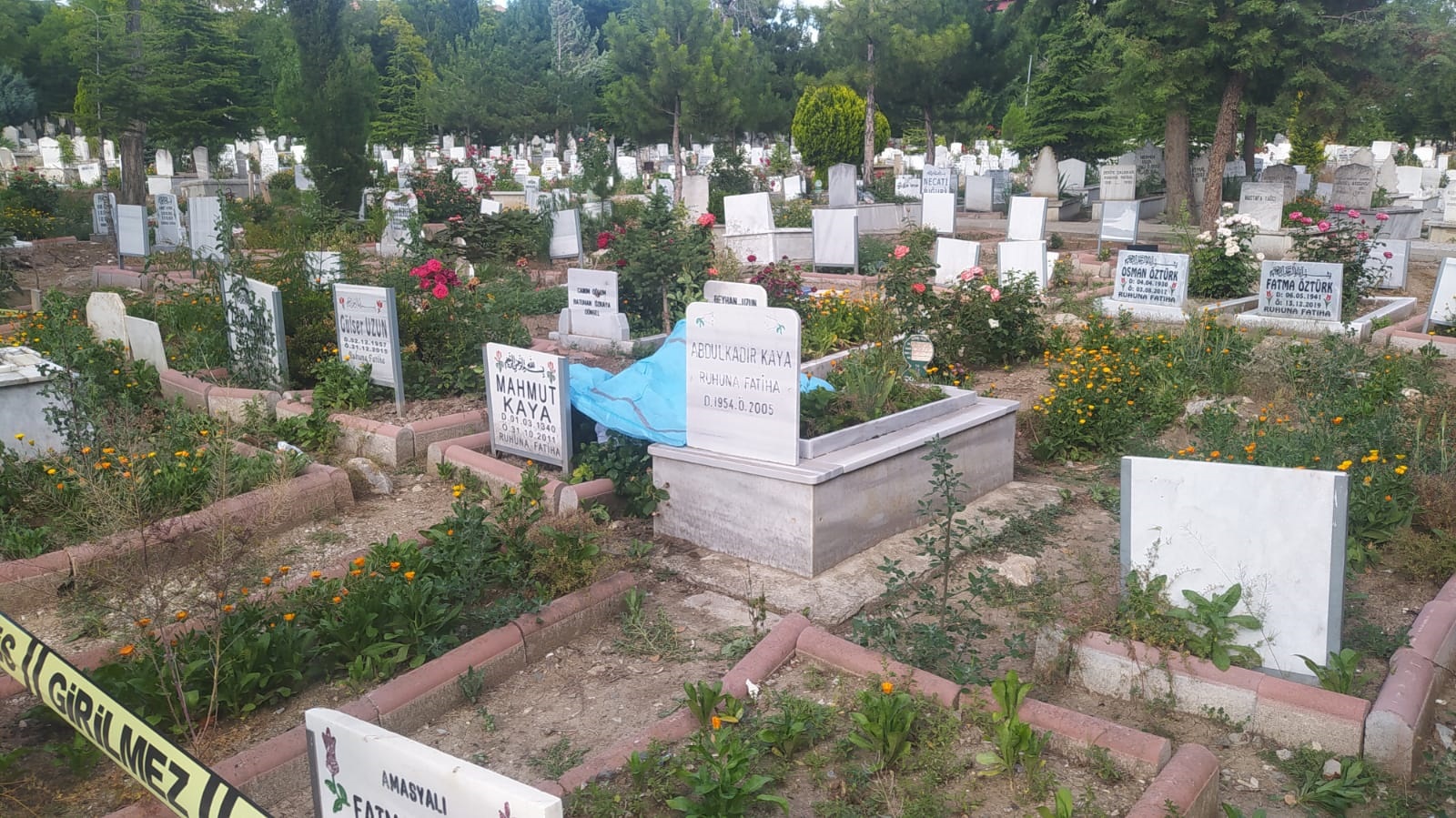 Eşinin mezarı başında can verdi!