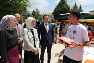Azime Çiftçi sergi açılışını ziyaret etti